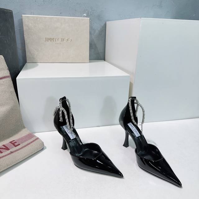 高品质出厂 ！顶级品质jimmy Choo25春夏jc新款水钻链条高跟中空凉鞋单鞋婚鞋！水钻装饰 Blingbling 迎面扑来高贵典雅的气息，闪亮不显庸俗！