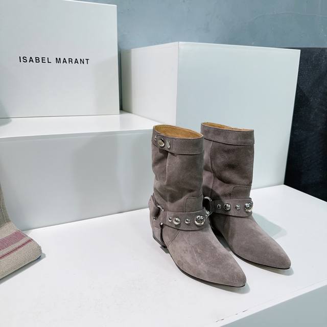 高品质出厂 ！顶级品质isabel Marant 伊莎贝尔24Ss秋冬五金扣简易尖头一脚蹬短靴！满满家族风格的一款经典女款拼接中短靴标准的欧美风格代表一个用极简