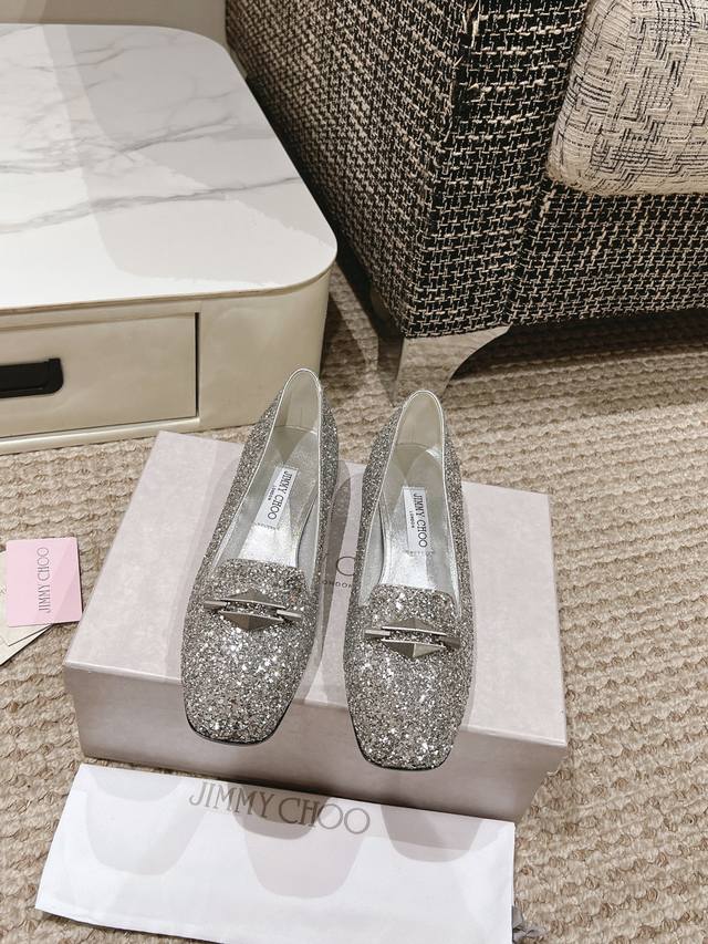 Jimmy Choo｜周仰杰经典蝴蝶结 珍珠粗跟芭蕾舞鞋单鞋 Jc家永恒经典之作 简约设计 满满的少女风 既摩登又复古的味道 整体版型没有什么花里胡哨的搭配设计