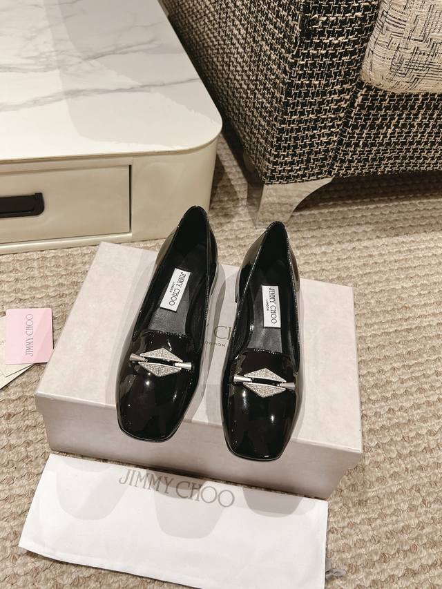 Jimmy Choo｜周仰杰经典蝴蝶结 珍珠粗跟芭蕾舞鞋单鞋 Jc家永恒经典之作 简约设计 满满的少女风 既摩登又复古的味道 整体版型没有什么花里胡哨的搭配设计