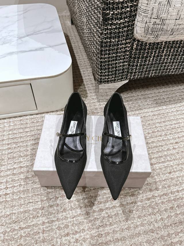 Jimmy Choo｜周仰杰经典尖头粗跟单鞋 Jc家永恒经典之作 简约设计 满满的少女风 既摩登又复古的味道 整体版型没有什么花里胡哨的搭配设计 非常的简连衣裙