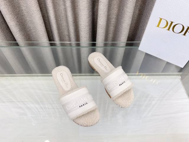 迪奥 Dior 2024 秋冬新款 Dway 平底一字拖拼色女鞋 Cd字母logo立体刺绣方头露趾羊羔毛居家拖鞋 材质:鞋面原版一致水洗牛皮电绣高温水溶棉质科技