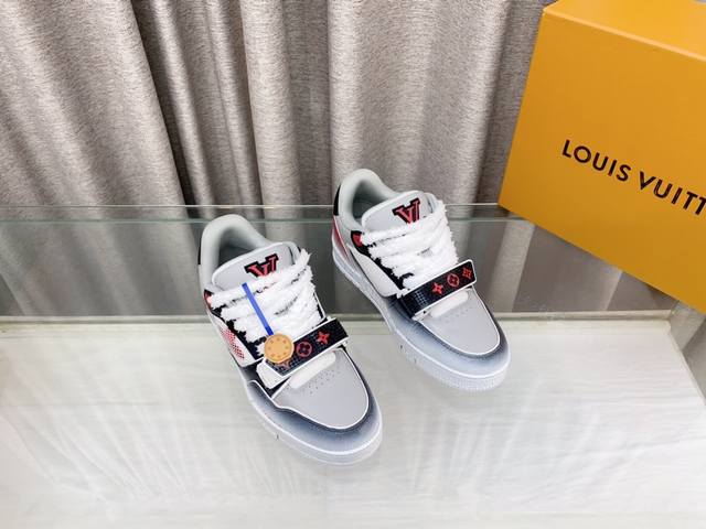 Lv板鞋魔术贴系列 Lv 顶级版 情侣款，做旧、打蜡、水洗、固色工艺鞋 Lv Trainer Maxi运动鞋将成衣系列的宽松廓形引入virgilabloh笔下的