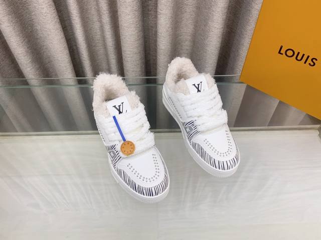 Lv 顶级版 情侣款，工艺款毛里鞋 Lv板鞋系列 Lv Trainer Maxi运动鞋将成衣系列的宽松廓形引入virgilabloh笔下的lvtrainer运动