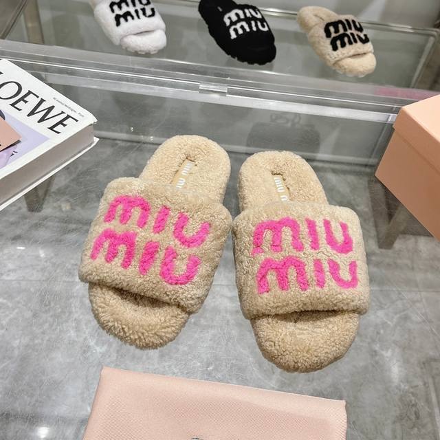 出厂价 Miumiu经典秋冬字母毛毛拖鞋 这季节美鞋太多这款毛拖 真的是让我无法自拔真太可爱了～ 毛茸茸的羊毛是选用欧洲进口a级羊毛 我们做到与原版一致满鞋 全