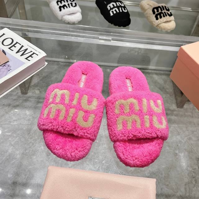 出厂价 Miumiu经典秋冬字母毛毛拖鞋 这季节美鞋太多这款毛拖 真的是让我无法自拔真太可爱了～ 毛茸茸的羊毛是选用欧洲进口a级羊毛 我们做到与原版一致满鞋 全