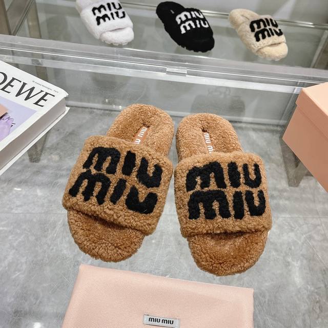 出厂价 Miumiu经典秋冬字母毛毛拖鞋 这季节美鞋太多这款毛拖 真的是让我无法自拔真太可爱了～ 毛茸茸的羊毛是选用欧洲进口a级羊毛 我们做到与原版一致满鞋 全