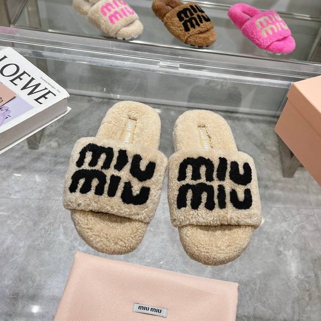 出厂价 Miumiu经典秋冬字母毛毛拖鞋 这季节美鞋太多这款毛拖 真的是让我无法自拔真太可爱了～ 毛茸茸的羊毛是选用欧洲进口a级羊毛 我们做到与原版一致满鞋 全