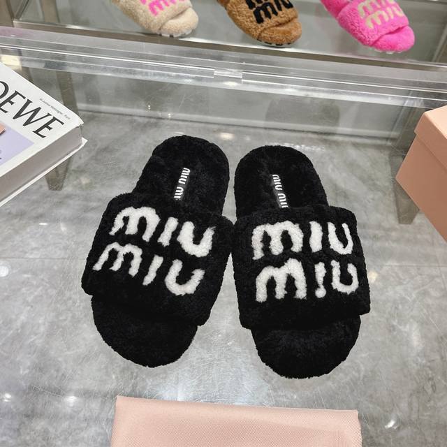 出厂价 Miumiu经典秋冬字母毛毛拖鞋 这季节美鞋太多这款毛拖 真的是让我无法自拔真太可爱了～ 毛茸茸的羊毛是选用欧洲进口a级羊毛 我们做到与原版一致满鞋 全