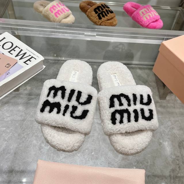 出厂价 Miumiu经典秋冬字母毛毛拖鞋 这季节美鞋太多这款毛拖 真的是让我无法自拔真太可爱了～ 毛茸茸的羊毛是选用欧洲进口a级羊毛 我们做到与原版一致满鞋 全