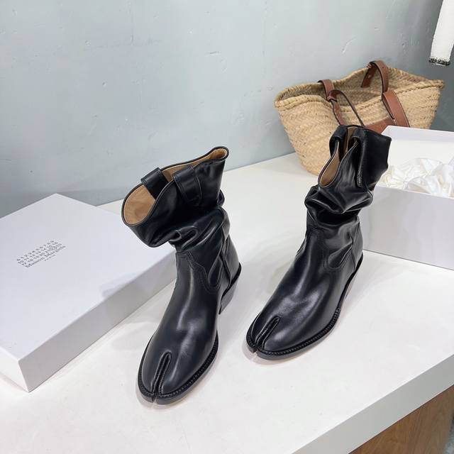 高品质出厂 ！代购级别！小众潮牌maison Margiela2024Ss走秀爆款分趾褶皱粗跟西部牛仔靴mm6马吉拉分趾靴简直封神性感酷辣女孩必备 上脚炒鸡出片