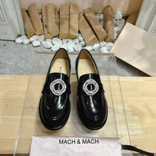 工厂价 Mach & Mach 2024秋冬新款水晶扣女鞋 字母logo五金扣低跟圆头珍珠拼色乐福单鞋 材质：鞋面进口开边珠牛皮+水染羊皮内里+进口澳洲水钻+意