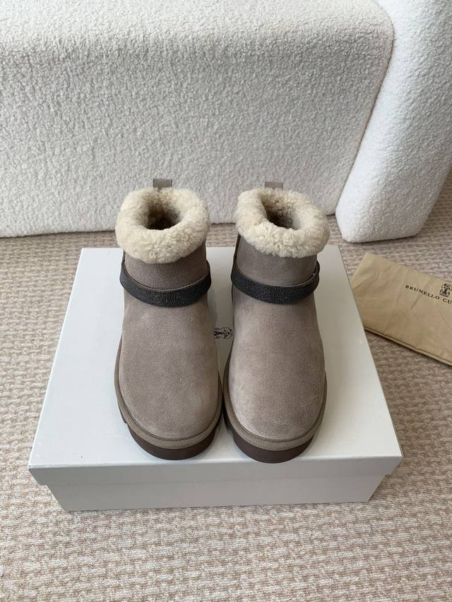 工厂价 Brunello Cucinelli 24Ss 冬季新款 雪地靴 羊羔毛包子靴 Bc有着原汁原味意大利奢侈审美dna，以及对女性的深刻理解与苦心钻研，O