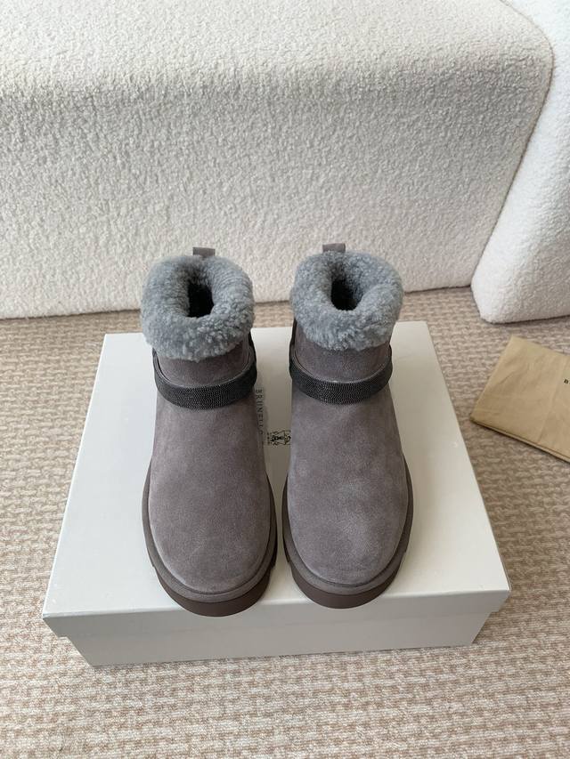 工厂价 Brunello Cucinelli 24Ss 冬季新款 雪地靴 羊羔毛包子靴 Bc有着原汁原味意大利奢侈审美dna，以及对女性的深刻理解与苦心钻研，O