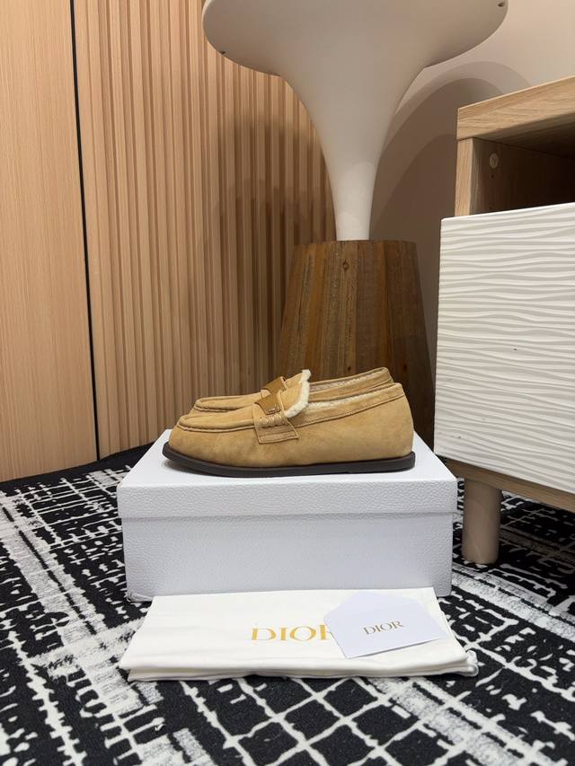 24Ss新款dior Boy 毛里乐福鞋 这款 Dior Boy 乐福鞋是二零二四冬季成衣系列新品，融入 Dior 非凡的精湛工艺，重新诠释经典乐福鞋设计。采用