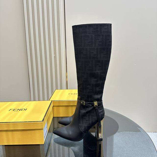 Fendi 镂空粗跟短靴ankle Boots 2色 独家开模的镂空跟设计极具特色 Fendi家从来没有让我们失望过，性感又带点特色 原版牛皮 内里 水染羊皮