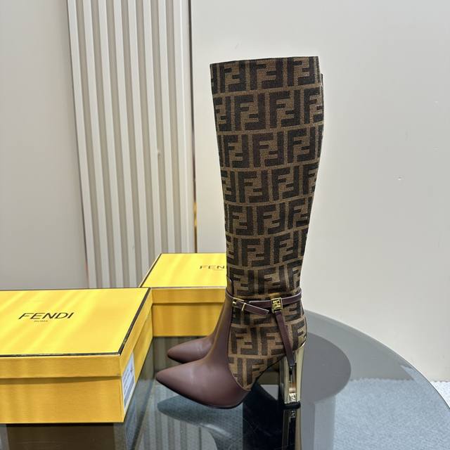 Fendi 镂空粗跟短靴ankle Boots 2色 独家开模的镂空跟设计极具特色 Fendi家从来没有让我们失望过，性感又带点特色 原版牛皮 内里 水染羊皮