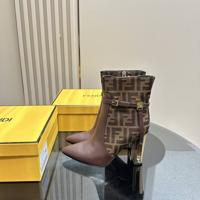 Fendi 镂空粗跟短靴ankle Boots 2色 独家开模的镂空跟设计极具特色 Fendi家从来没有让我们失望过，性感又带点特色 原版牛皮 内里 水染羊皮