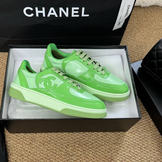 chanel 24早春款 工厂价 运动鞋各大平台热卖单品~也是网红达人穿搭首选小香整个系列已全面升级 鞋面增加更多时尚元素 鞋面用料拼接鞋面 原版双色phylo