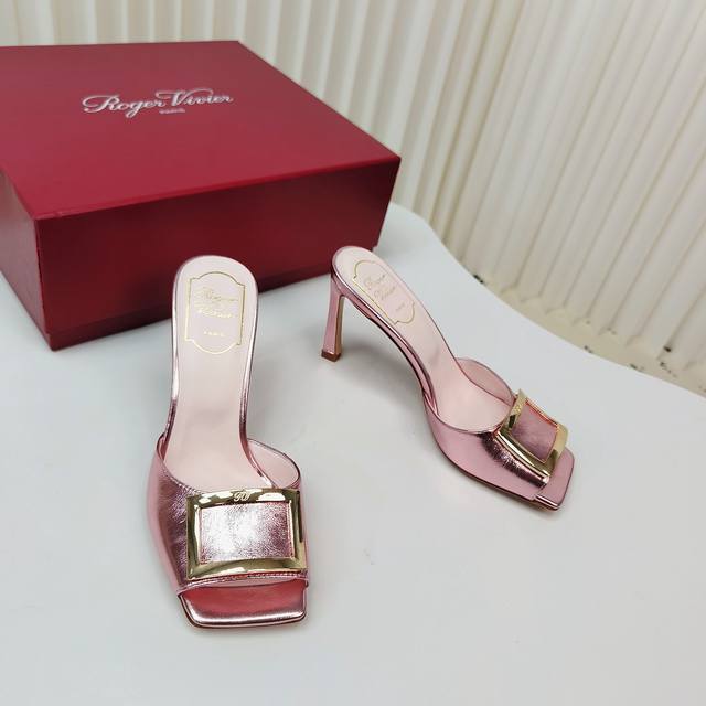 顶级版本 出厂价 Roger Vivier~24新款rv初夏新色方扣tromette金属 扣喇叭跟融入70年代时尚元素，以微喇的曲线演绎经典 风格。线条柔美，淑