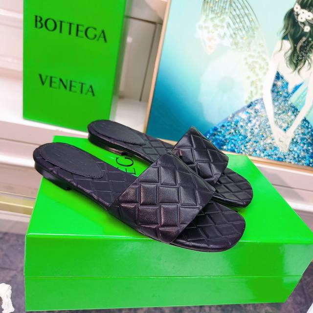 工厂价 顶级高版本 代购品质 原版开发bottega Veneta2024Ss最新款夏季平底凉拖鞋。Bv新款amy抢手菱格压纹穆勒鞋爆款，Ins&小红书巨多网红