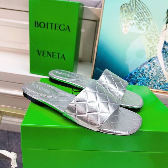 工厂价 顶级高版本 代购品质 原版开发bottega Veneta2024Ss最新款夏季平底凉拖鞋。Bv新款amy抢手菱格压纹穆勒鞋爆款，Ins&小红书巨多网红