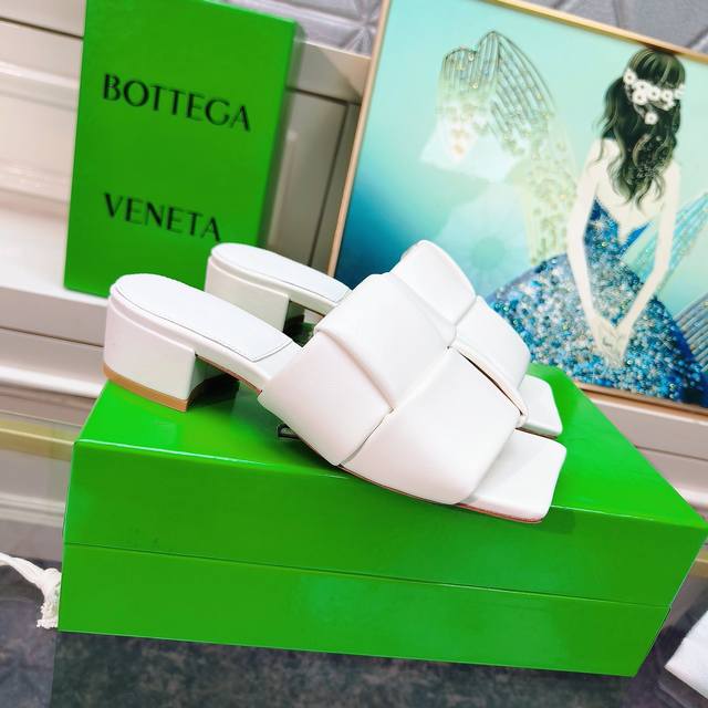 工厂价 顶级高版本 代购品质 原版开发bottega Venetass最新款夏季平底方凉拖鞋。Bv新款patch抢手大编织穆勒鞋爆款，Ins&小红书巨多网红明星