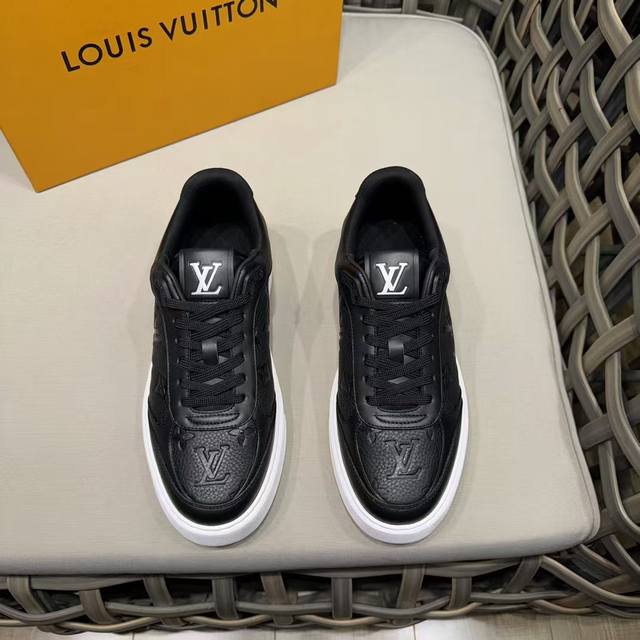 loui* Vuitton 路易 * * 男士厚底经典休闲运动鞋。采用进口牛皮拼接品牌帆布制作。几何橡胶外底点明当季新意。细节精致度拉满。轻质发泡大底脚感舒适。