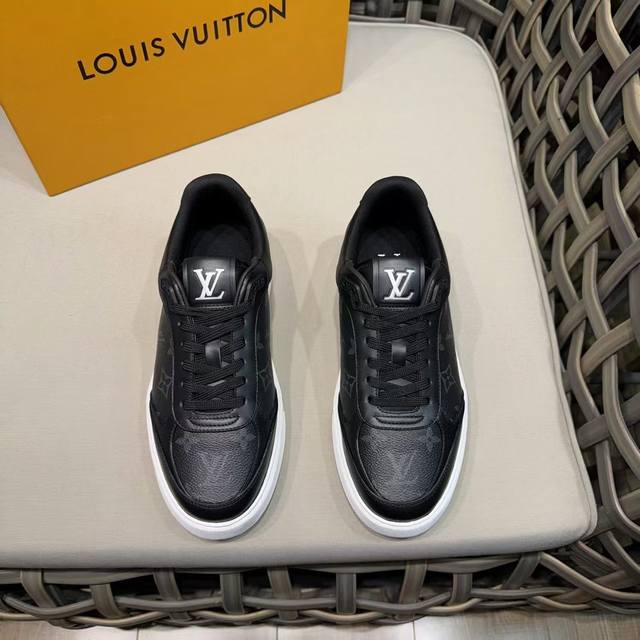 loui* Vuitton 路易 * * 男士厚底经典休闲运动鞋。采用进口牛皮拼接品牌帆布制作。几何橡胶外底点明当季新意。细节精致度拉满。轻质发泡大底脚感舒适。