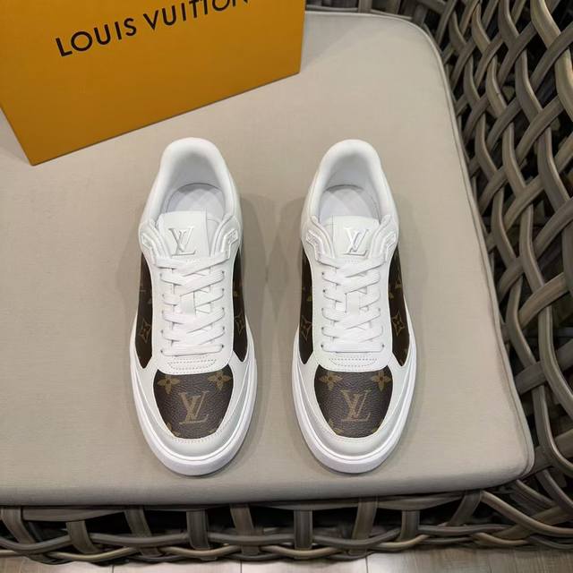 loui* Vuitton 路易 * * 男士厚底经典休闲运动鞋。采用进口牛皮拼接品牌帆布制作。几何橡胶外底点明当季新意。细节精致度拉满。轻质发泡大底脚感舒适。