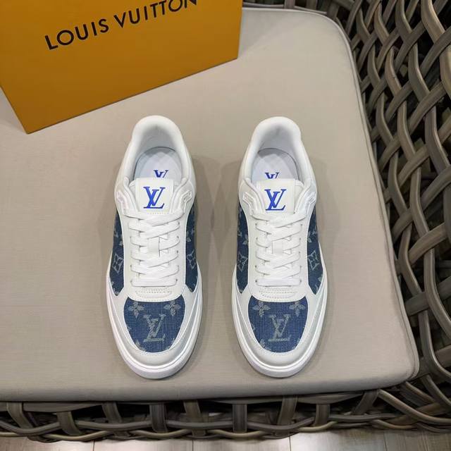 loui* Vuitton 路易 * * 男士厚底经典休闲运动鞋。采用进口牛皮拼接品牌帆布制作。几何橡胶外底点明当季新意。细节精致度拉满。轻质发泡大底脚感舒适。