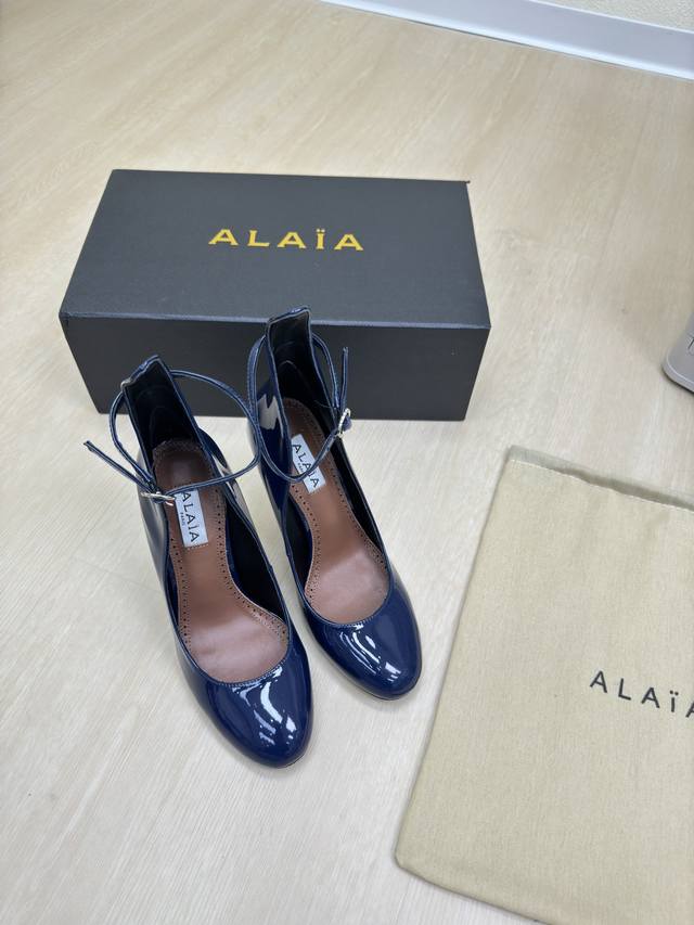 时尚细跟 盘带单鞋 Alaia 拖鞋来自巴黎 一见倾心 蓝色 小牛漆皮 高级 经典 阿莱娅还有另外性感的一面 配上不同款式，不同风格都能轻松驾驭，无论牛仔裤，西