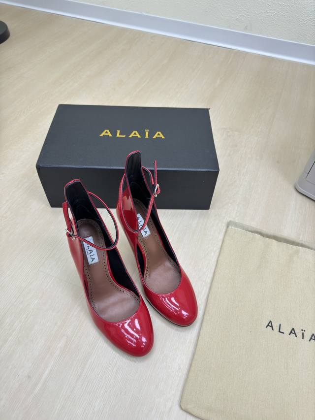 时尚细跟 盘带单鞋 Alaia 拖鞋来自巴黎 一见倾心 红色 小牛漆皮 高级 经典 阿莱娅还有另外性感的一面 配上不同款式，不同风格都能轻松驾驭，无论牛仔裤，西