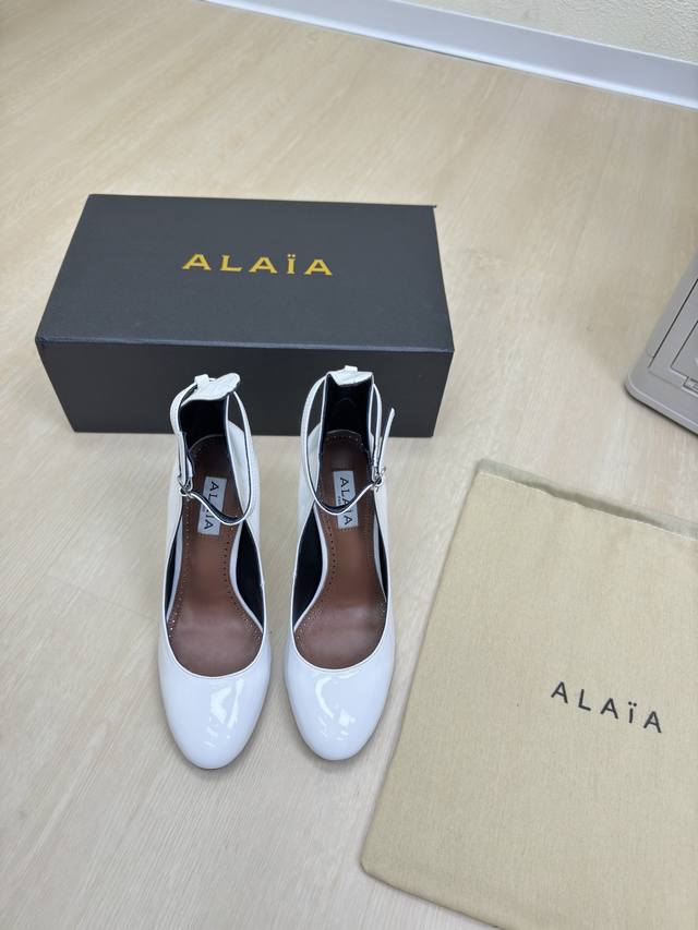 时尚细跟 盘带单鞋 Alaia 拖鞋来自巴黎 一见倾心 白色小牛漆皮 高级 经典 阿莱娅还有另外性感的一面 配上不同款式，不同风格都能轻松驾驭，无论牛仔裤，西装