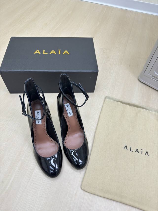 时尚细跟 盘带单鞋 Alaia 拖鞋来自巴黎 一见倾心 黑色小牛漆皮 高级 经典 阿莱娅还有另外性感的一面 配上不同款式，不同风格都能轻松驾驭，无论牛仔裤，西装