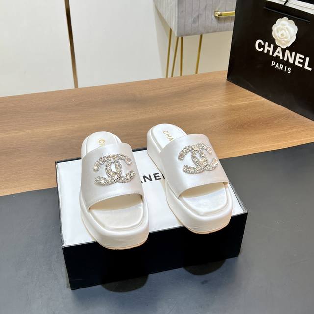 顶级版本 Chanel 24C早秋新品防水台厚底水钻拖鞋 香奶奶家一贯的优雅名媛气质 高级感十足 上脚非常nice～ 不管光脚穿或搭配裙装、裤装、 都非常百搭！