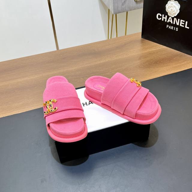 顶级版本 Chanel 24C早秋新品防水台厚底拖鞋 香奶奶家一贯的优雅名媛气质 高级感十足 上脚非常nice～ 不管光脚穿或搭配裙装、裤装、 都非常百搭！无敌