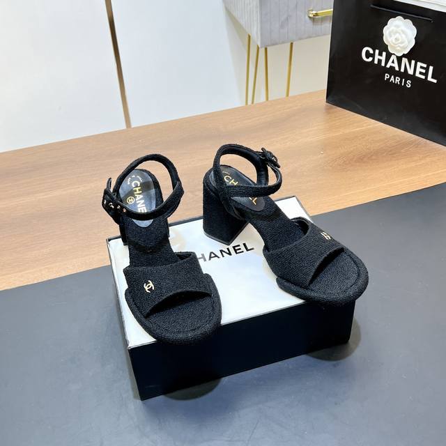 顶级版本 Chanel 24C早秋新品编织高跟凉鞋 香奶奶家一贯的优雅名媛气质 高级感十足 上脚非常nice～ 不管光脚穿或搭配裙装、裤装、 都非常百搭！无敌美