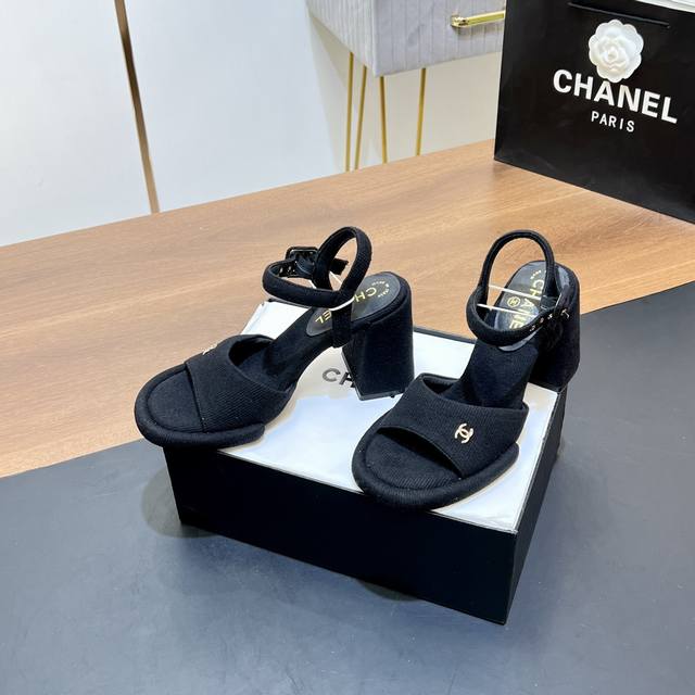 顶级版本 Chanel 24C早秋新品编织高跟凉鞋 香奶奶家一贯的优雅名媛气质 高级感十足 上脚非常nice～ 不管光脚穿或搭配裙装、裤装、 都非常百搭！无敌美