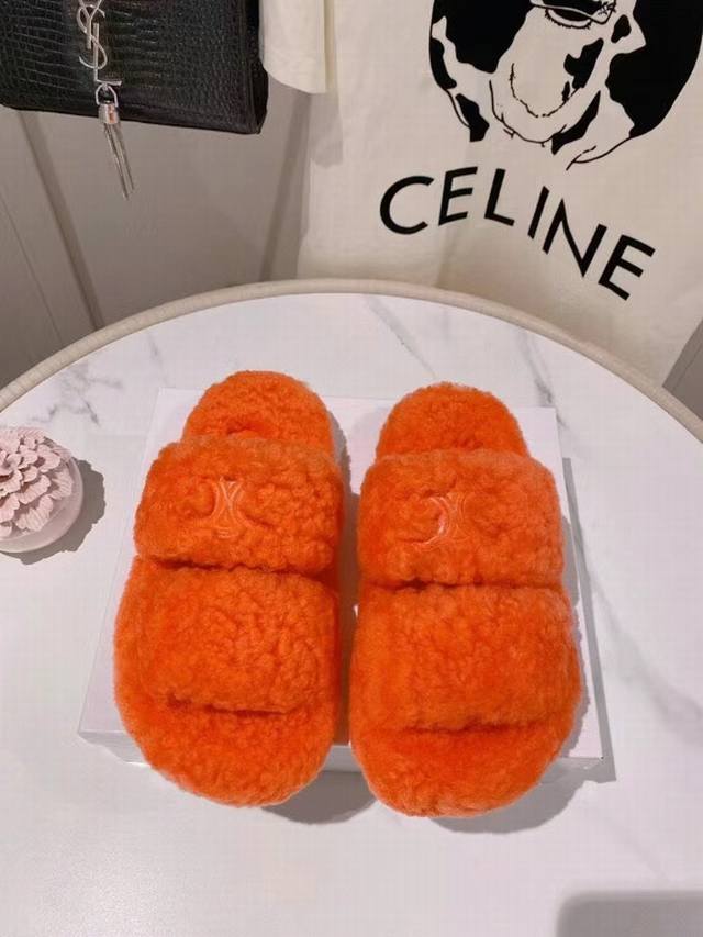 celine 塞琳 4 秋冬新品 100%纯羊毛拖鞋 毛茸茸的羊毛是选用欧洲进口a级羊毛 原版1:1复刻，鞋面和垫脚logo是羊皮 Tpu大底，耐磨防滑！码数3