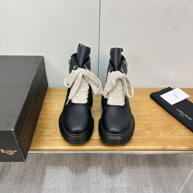 代购级 Rickowens X Dr.Martens联名款 24新款 绑带厚底增高马丁靴 全黑look是真的又帅又高级 这双 Rick Owens的马丁靴真的超