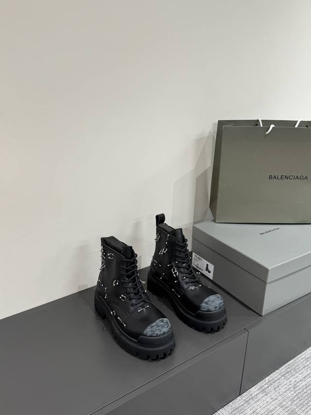 balenciag*24Ss顶级版本 擦色做旧马丁军靴 巴黎世家最新款顶级代购版本擦色做旧马丁军靴，真的帅到爆炸这个新款！有一种狂野不羁的感觉，鞋面肆意挥霍的笔