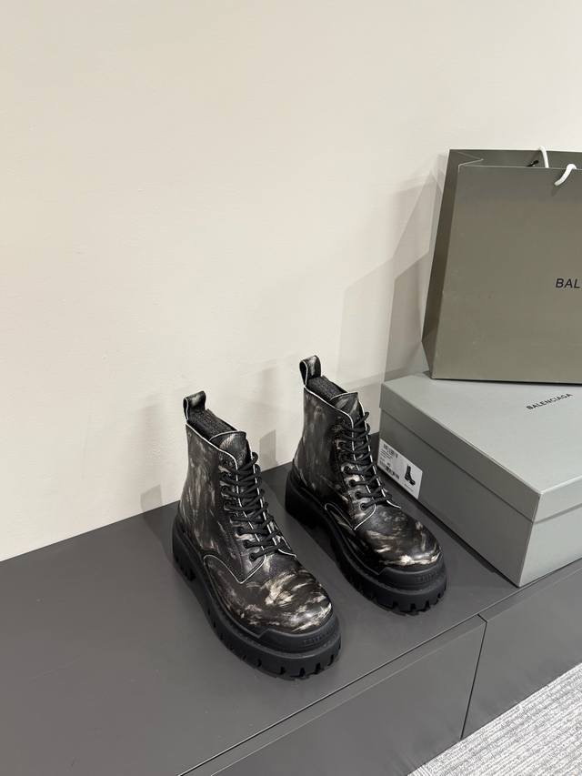 balenciag*24Ss顶级版本 擦色做旧马丁军靴 巴黎世家最新款顶级代购版本擦色做旧马丁军靴，真的帅到爆炸这个新款！有一种狂野不羁的感觉，鞋面肆意挥霍的笔