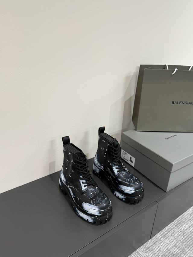 Balenciag*24Ss顶级版本 擦色做旧马丁军靴 巴黎世家最新款顶级代购版本擦色做旧马丁军靴，真的帅到爆炸这个新款！有一种狂野不羁的感觉，鞋面肆意挥霍的笔