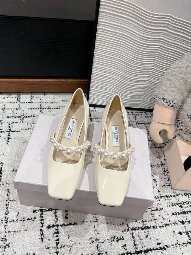 顶级品质 Jimmychoo Ss24 New Arrival～ 吉米周jc经典珍珠粗跟玛丽珍鞋 简约大气～高级优雅气质～女人味十足～ －年四季都可穿搭的款式，