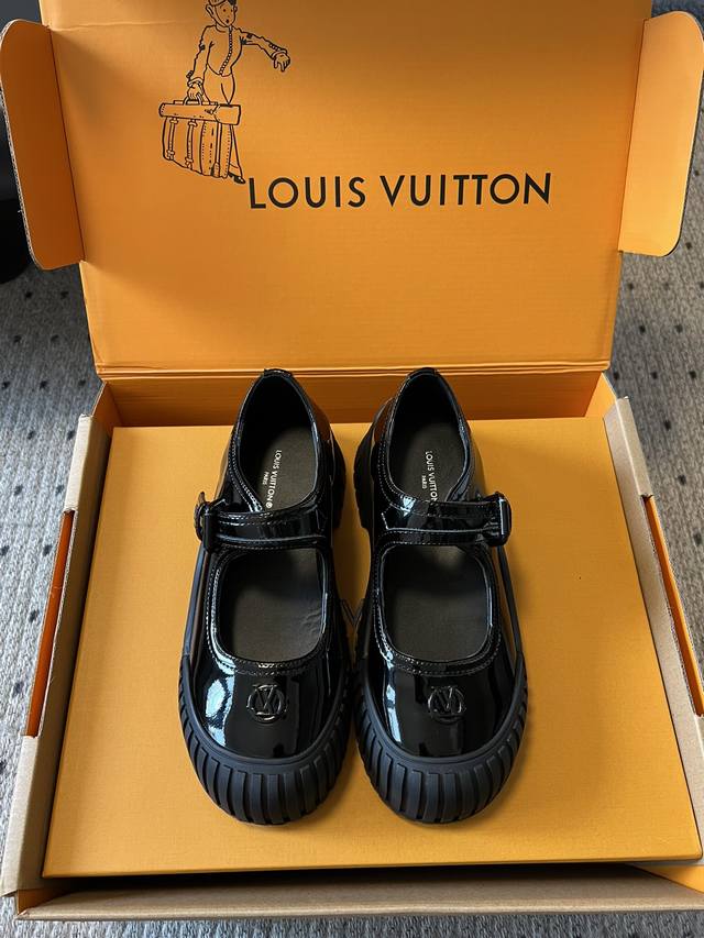 顶级版本 Louis Vuitto* 24秋冬 Lv 路易威登秋冬新款复古厚底鞋 玛丽珍 可爱十足非常减龄，完全不害怕显腿短，穿上后显得腿又瘦又直，超级推荐！