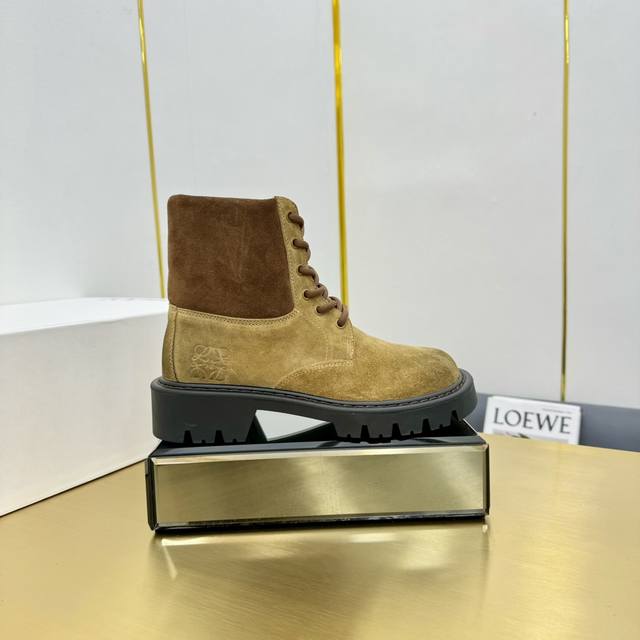 Loewe 罗意威 24Ss 秋冬新款 方跟厚底女靴套脚一脚蹬弹力靴牛皮平底时装靴短靴 简约大气时髦 耐看不过时 是时尚圈永不退潮的经典所在 复古的英伦风格 让