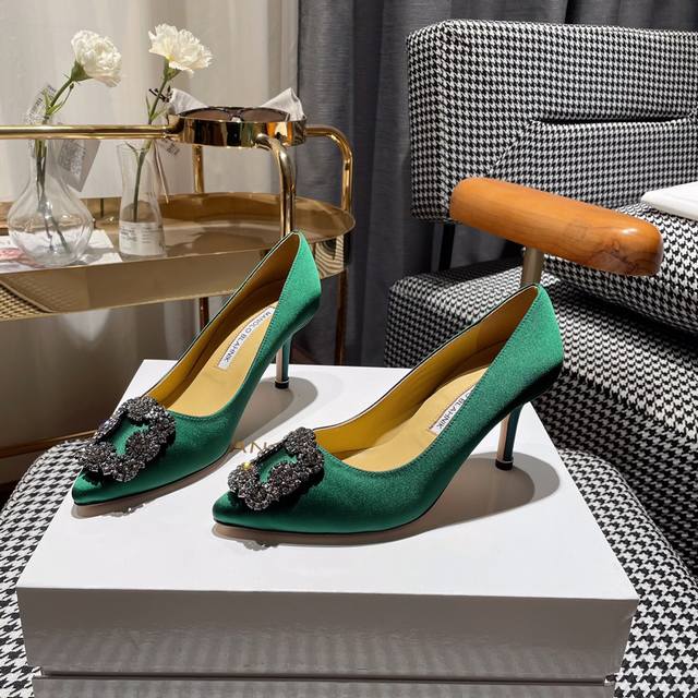 manolo Blahnik 经典升级版本！所有材质对版复制，工艺完美结合！！ Mb的颜色与材质众多，陆续跟上开发节奏 奢侈婚鞋，Mb一直是每个女生梦寐以求的美