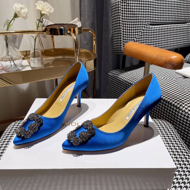 manolo Blahnik 经典升级版本！所有材质对版复制，工艺完美结合！！ Mb的颜色与材质众多，陆续跟上开发节奏 奢侈婚鞋，Mb一直是每个女生梦寐以求的美