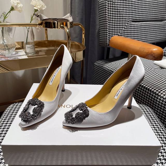 manolo Blahnik 经典升级版本！所有材质对版复制，工艺完美结合！！ Mb的颜色与材质众多，陆续跟上开发节奏 奢侈婚鞋，Mb一直是每个女生梦寐以求的美